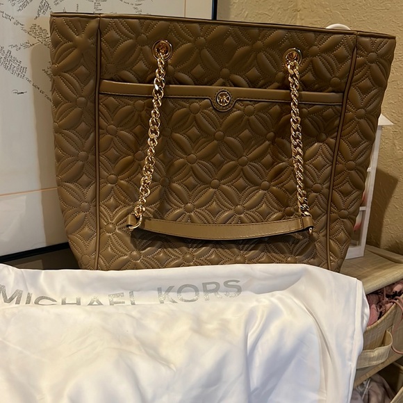Michael Kors quilted Large Blaire North/South Chain Tote in beige - Picture 4 of 14